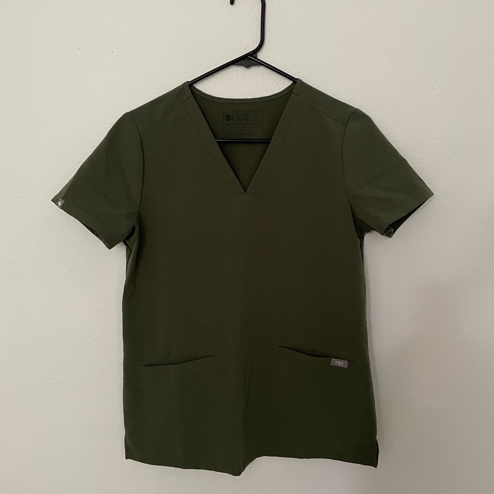 XS FIGS SCRUB TOP • MOSS
